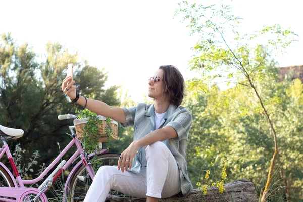 Young Handsome Man Taking Selfie Park Spring Time While Relaxing — Foto de Stock