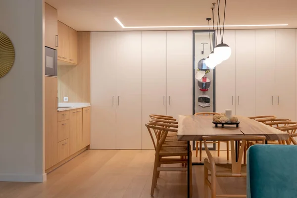 Moderno Minimalista Interior Dining Cucina Design Con Mobili Legno Lampada — Foto Stock