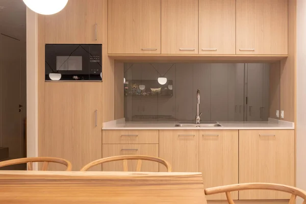 Pemandangan Depan Dari Dapur Modern Ganda Oak Dan Warna Putih — Stok Foto