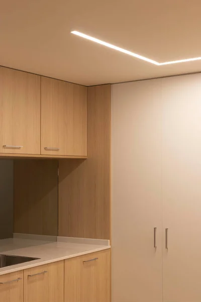 Vue Verticale Cuisine Moderne Minimaliste Bois Blanc Éclairée Avec Bande — Photo