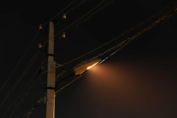 Luz Uma Lanterna Que Paira Sobre Poste Escuro — Fotografia de Stock