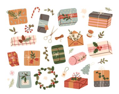 Kağıt sette Noel hediyeleri. Spruce dalları ve ince ipli köy kutularında güzel hediyeler. Tebrikler Xmas ve yeni yıl. Çizgi film düz vektör koleksiyonu beyaz arkaplanda izole edildi