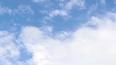 Zaman aşımı videosu rüzgarda hareket eden yumuşak mavi bulutlar