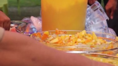 Bir partide geleneksel Endonezya yemekleri yiyen insanların video hareketi. Mesela tofu, köri eti ve turşu.