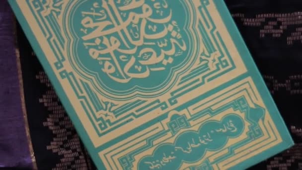 Κίνηση Βίντεο Ενός Quran Από Την Κορυφή — Αρχείο Βίντεο