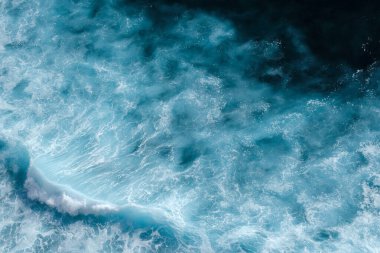 Köpükle kaynayan dalgalar için hava görüntüsü. Deniz dalgaları yüksek gelgitler ve alçak gelgitler sırasında bir araya gelir.