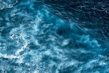 Köpükle kaynayan dalgalar için hava görüntüsü. Deniz dalgaları yüksek gelgitler ve alçak gelgitler sırasında bir araya gelir.