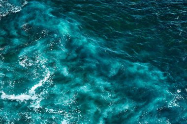 Köpükle kaynayan dalgalar için hava görüntüsü. Deniz dalgaları yüksek gelgitler ve alçak gelgitler sırasında bir araya gelir.