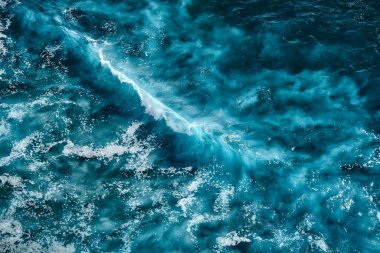 Köpükle kaynayan dalgalar için hava görüntüsü. Deniz dalgaları yüksek gelgitler ve alçak gelgitler sırasında bir araya gelir.