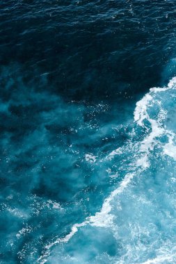 Köpükle kaynayan dalgalar için hava görüntüsü. Deniz dalgaları yüksek gelgitler ve alçak gelgitler sırasında bir araya gelir.