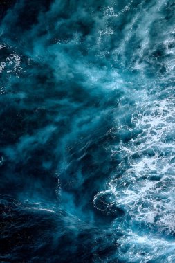 Köpükle kaynayan dalgalar için hava görüntüsü. Deniz dalgaları yüksek gelgitler ve alçak gelgitler sırasında bir araya gelir.