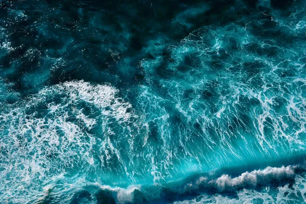 Köpükle kaynayan dalgalar için hava görüntüsü. Deniz dalgaları yüksek gelgitler ve alçak gelgitler sırasında bir araya gelir.