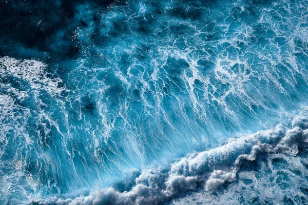 Köpükle kaynayan dalgalar için hava görüntüsü. Deniz dalgaları yüksek gelgitler ve alçak gelgitler sırasında bir araya gelir.