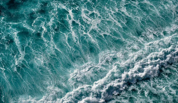从空中俯瞰浪花 潮水涨潮和潮水退潮时海浪相碰 — 图库照片