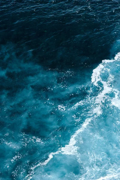 Köpükle kaynayan dalgalar için hava görüntüsü. Deniz dalgaları yüksek gelgitler ve alçak gelgitler sırasında bir araya gelir.