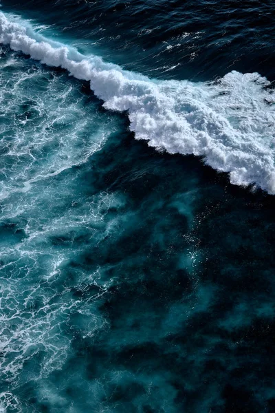 从空中俯瞰海浪中的浪花 蓝色清澈波浪般的海水 — 图库照片