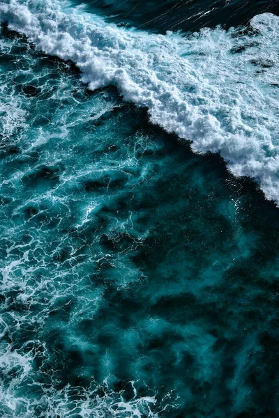 海の波への空中ビュー波が飛び出す 青いきれいな波状の海水 — ストック写真