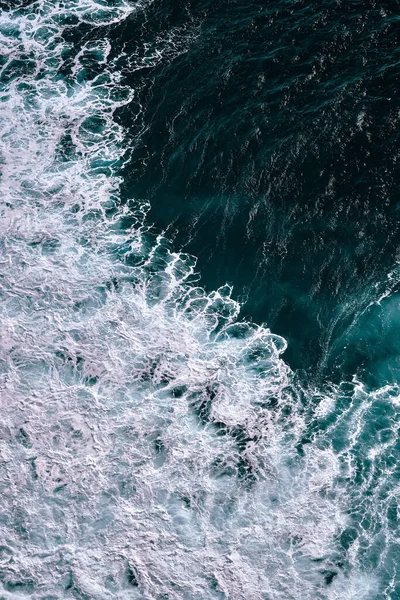 从空中俯瞰海浪中的浪花 蓝色清澈波浪般的海水 — 图库照片