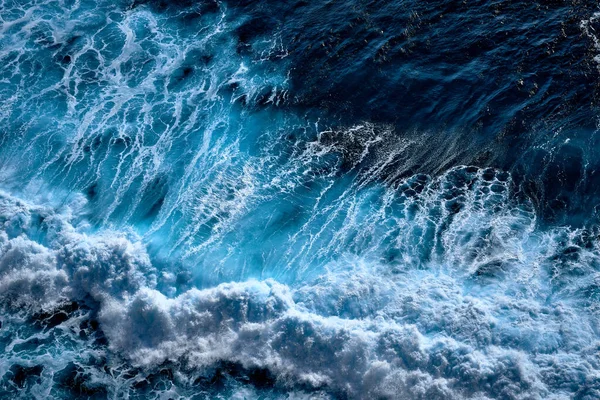 Légi Kilátás Hullámok Óceán Fröccsenő Hullámok Kék Tiszta Hullámos Tengervíz — Stock Fotó