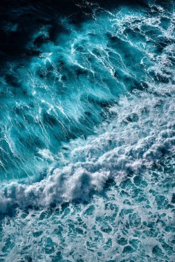 Köpükle kaynayan dalgalar için hava görüntüsü. Deniz dalgaları yüksek gelgitler ve alçak gelgitler sırasında bir araya gelir.