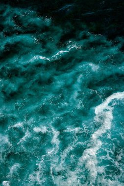 Köpükle kaynayan dalgalar için hava görüntüsü. Deniz dalgaları yüksek gelgitler ve alçak gelgitler sırasında bir araya gelir.