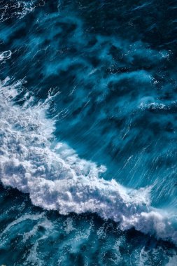 Köpükle kaynayan dalgalar için hava görüntüsü. Deniz dalgaları yüksek gelgitler ve alçak gelgitler sırasında bir araya gelir.