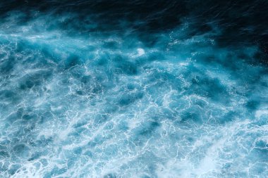 Köpükle kaynayan dalgalar için hava görüntüsü. Deniz dalgaları yüksek gelgitler ve alçak gelgitler sırasında bir araya gelir.