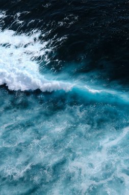 Köpükle kaynayan dalgalar için hava görüntüsü. Deniz dalgaları yüksek gelgitler ve alçak gelgitler sırasında bir araya gelir.