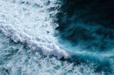 Köpükle kaynayan dalgalar için hava görüntüsü. Deniz dalgaları yüksek gelgitler ve alçak gelgitler sırasında bir araya gelir.