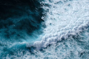 Köpükle kaynayan dalgalar için hava görüntüsü. Deniz dalgaları yüksek gelgitler ve alçak gelgitler sırasında bir araya gelir.