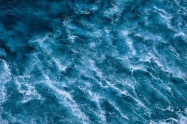 Köpükle kaynayan dalgalar için hava görüntüsü. Deniz dalgaları yüksek gelgitler ve alçak gelgitler sırasında bir araya gelir.