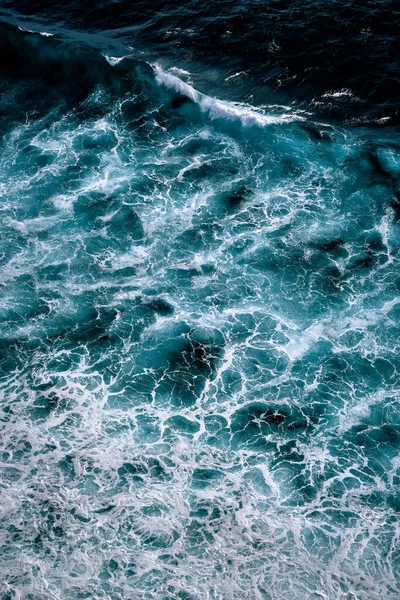 Vista Aérea Para Ferver Ondas Com Espuma Ondas Mar Encontram — Fotografia de Stock