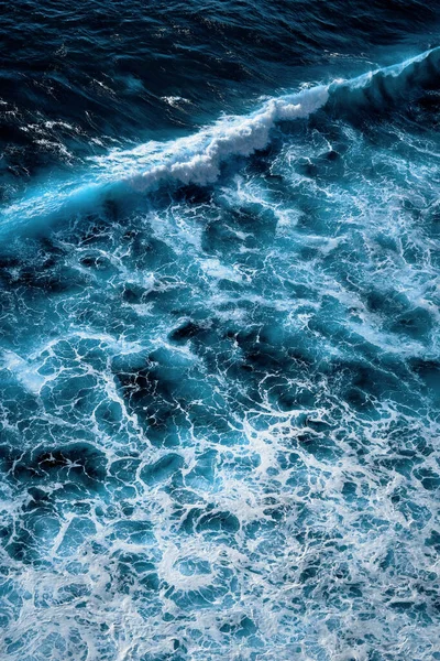 Köpükle kaynayan dalgalar için hava görüntüsü. Deniz dalgaları yüksek gelgitler ve alçak gelgitler sırasında bir araya gelir.