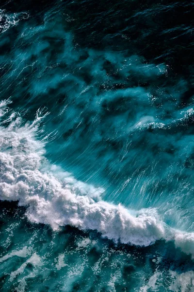 Köpükle kaynayan dalgalar için hava görüntüsü. Deniz dalgaları yüksek gelgitler ve alçak gelgitler sırasında bir araya gelir.