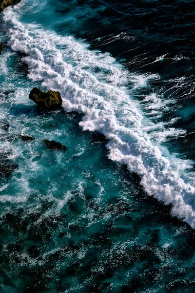 Köpükle Kaynayan Dalgalar Için Hava Görüntüsü Deniz Dalgaları Yüksek Gelgitler — Stok fotoğraf