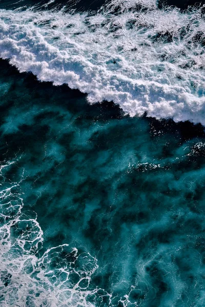 从空中俯瞰浪花 潮水涨潮和潮水退潮时海浪相碰 — 图库照片