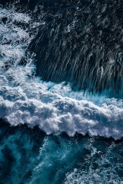 Vista Aérea Para Ferver Ondas Com Espuma Ondas Mar Encontram — Fotografia de Stock