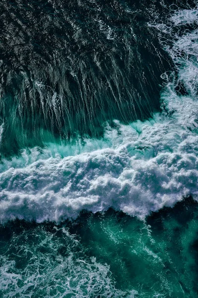 Köpükle kaynayan dalgalar için hava görüntüsü. Deniz dalgaları yüksek gelgitler ve alçak gelgitler sırasında bir araya gelir.