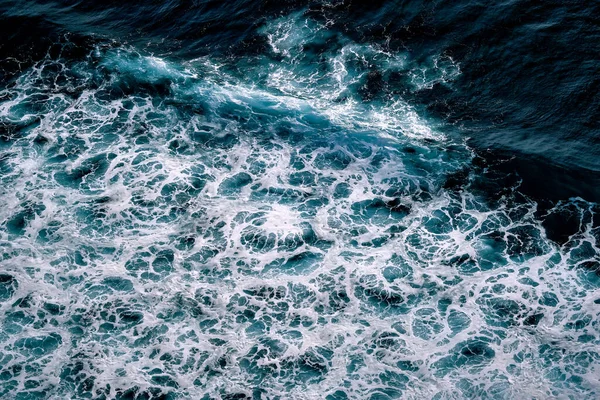 泡で波を参照してください 満潮時と干潮時に海の波が出会う — ストック写真
