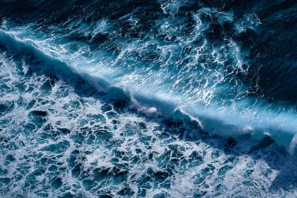 Luftaufnahme Brodelnder Wellen Mit Schaum Wellen Des Meeres Treffen Bei — Stockfoto