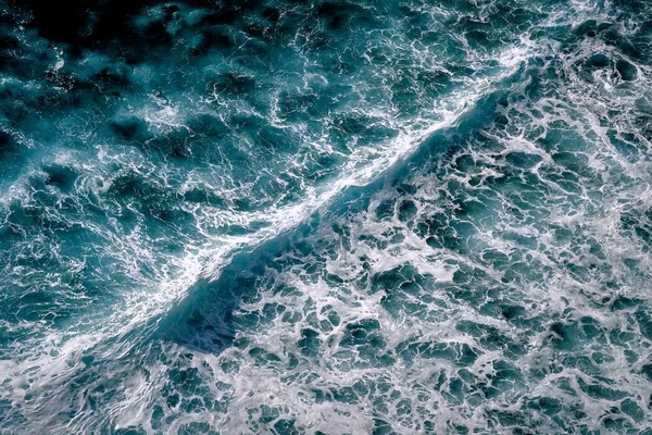 从空中俯瞰浪花 潮水涨潮和潮水退潮时海浪相碰 — 图库照片