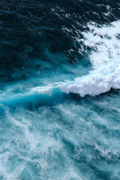 Köpükle kaynayan dalgalar için hava görüntüsü. Deniz dalgaları yüksek gelgitler ve alçak gelgitler sırasında bir araya gelir.