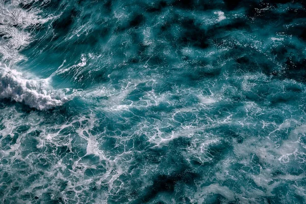Köpükle Kaynayan Dalgalar Için Hava Görüntüsü Deniz Dalgaları Yüksek Gelgitler — Stok fotoğraf