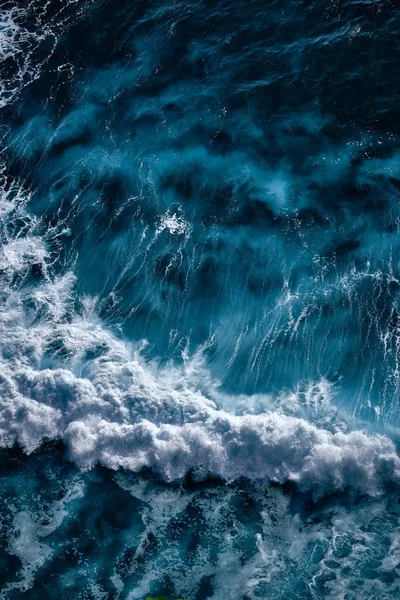 Köpükle kaynayan dalgalar için hava görüntüsü. Deniz dalgaları yüksek gelgitler ve alçak gelgitler sırasında bir araya gelir.