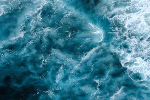 Köpükle kaynayan dalgalar için hava görüntüsü. Deniz dalgaları yüksek gelgitler ve alçak gelgitler sırasında bir araya gelir.