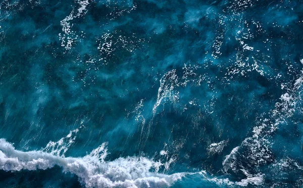 Letecký Pohled Kypící Vlny Pěnou Vlny Moře Setkávají Během Přílivu — Stock fotografie
