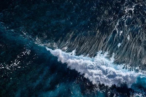 Vista Aérea Para Ferver Ondas Com Espuma Ondas Mar Encontram — Fotografia de Stock