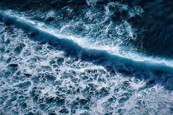 泡で波を参照してください 満潮時と干潮時に海の波が出会う ロイヤリティフリーのストック画像