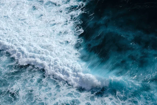 Вид Воздуха Бурлящие Волны Пеной Морские Волны Встречаются Друг Другом Стоковое Фото