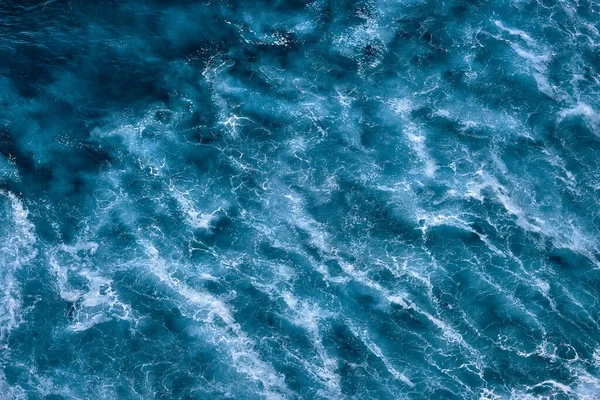 泡で波を参照してください 満潮時と干潮時に海の波が出会う ストックフォト